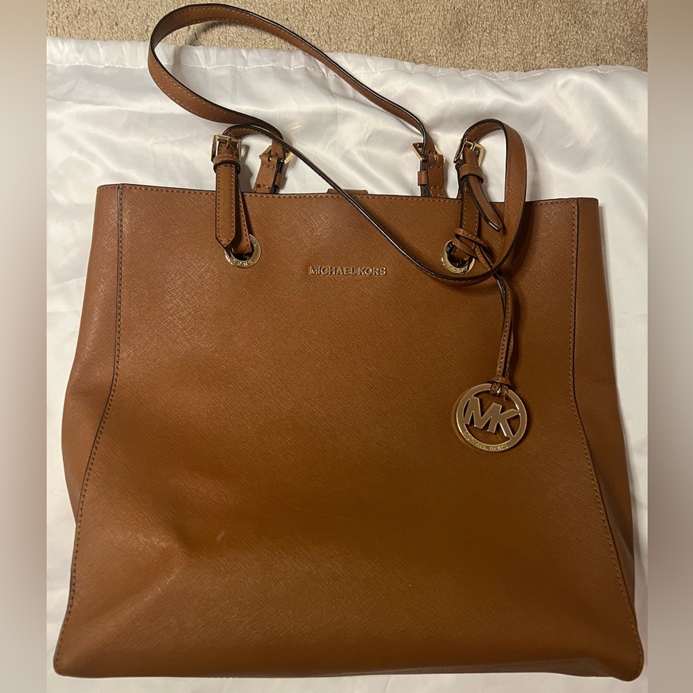 Michael Kors Shoulder Bag in Camel with gold detailing